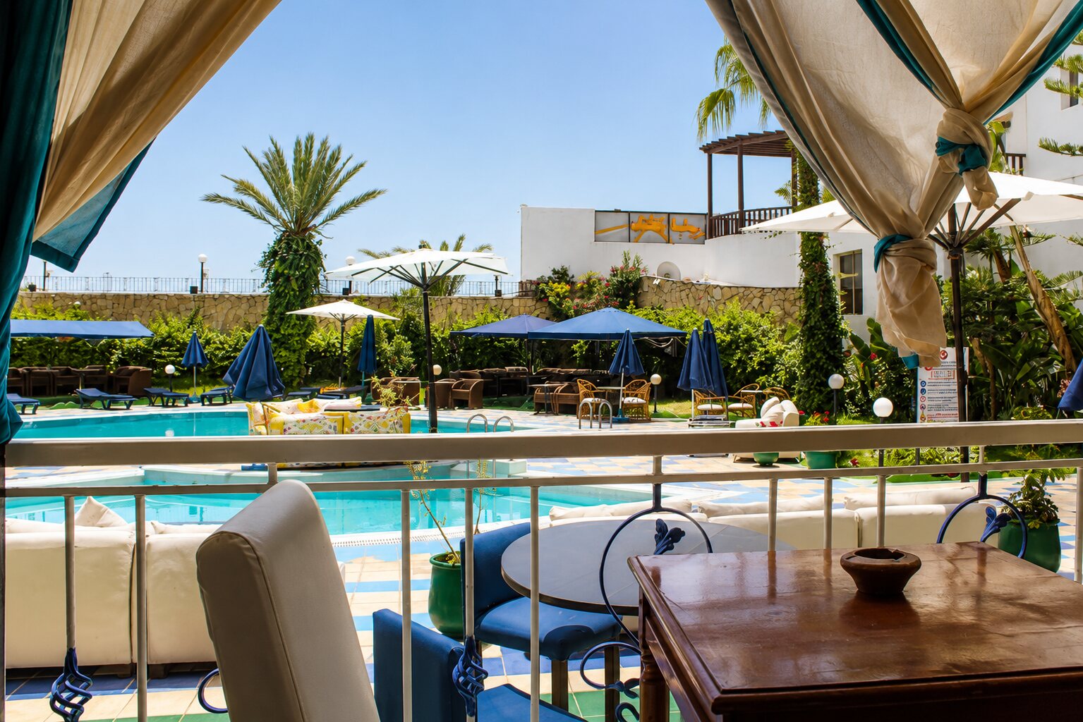 Piscine extérieure et transats de la Résidence Rihab